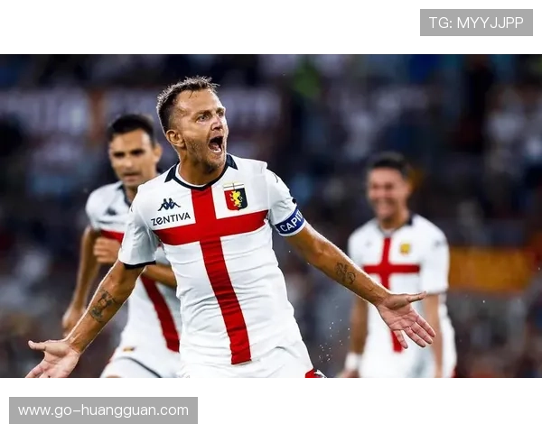 科莫球迷赛后涌入球场，庆祝球队历史性胜利