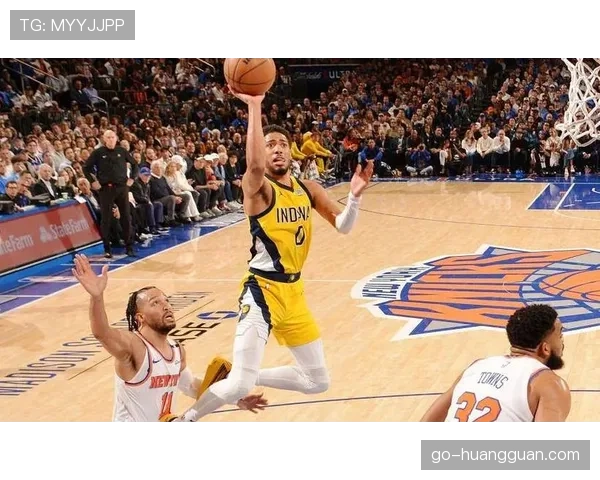 特写瞬间：布伦森命中高难度压哨三分后向客场观众做出的“收声”手势